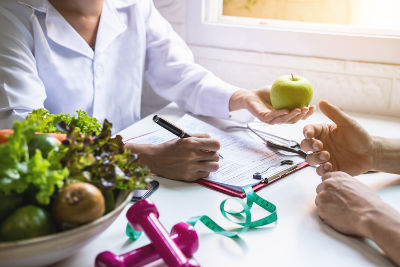 Personne qui rencontre sa diététicienne pour un suivi nutritionnel